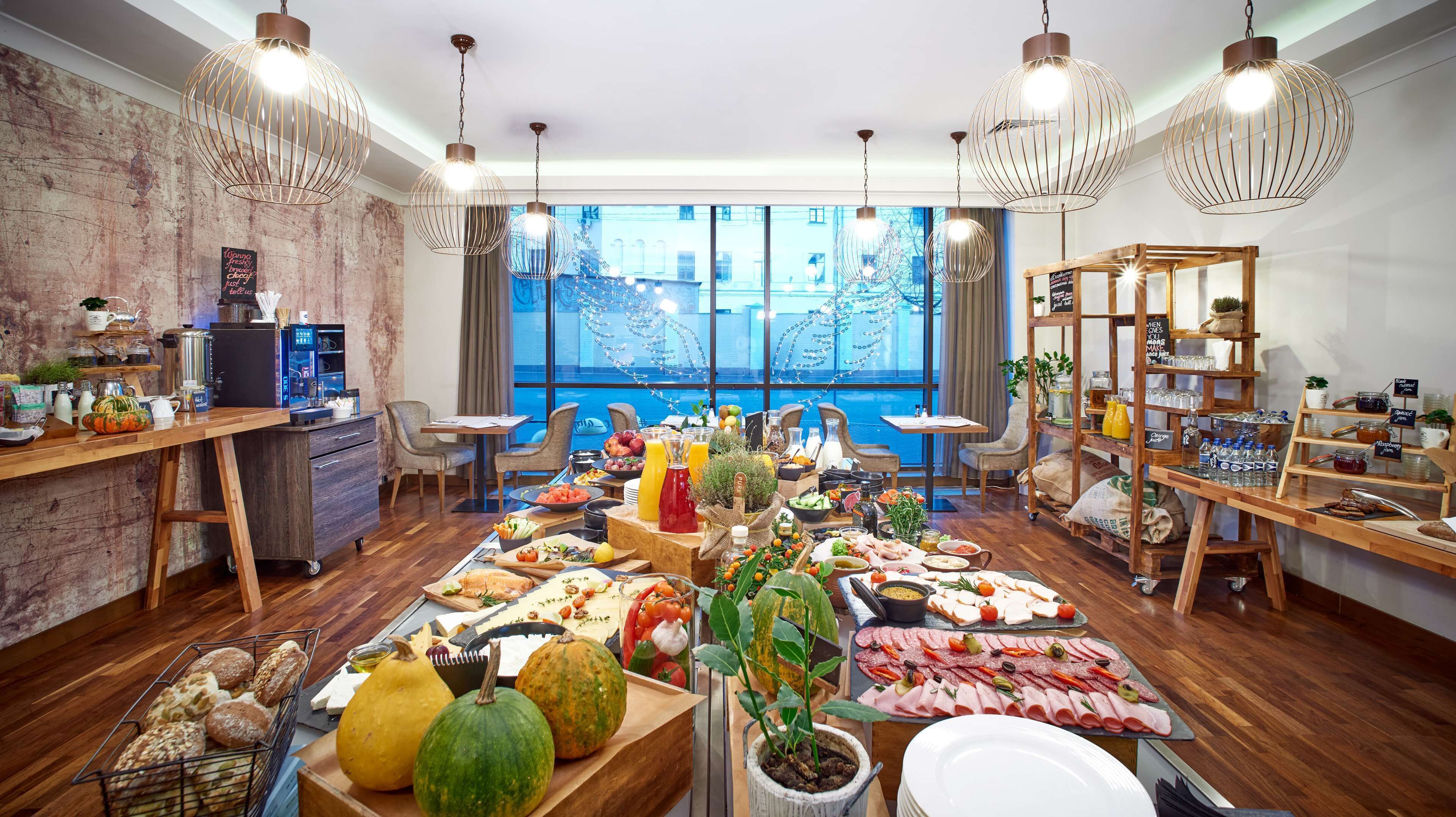 بوفيه فطور يوميًا بتكلفة قدرها (15 EUR للشخص)