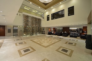 Lobby - Radisson Blu Hotel Ahmedabad (Ahmedabad)