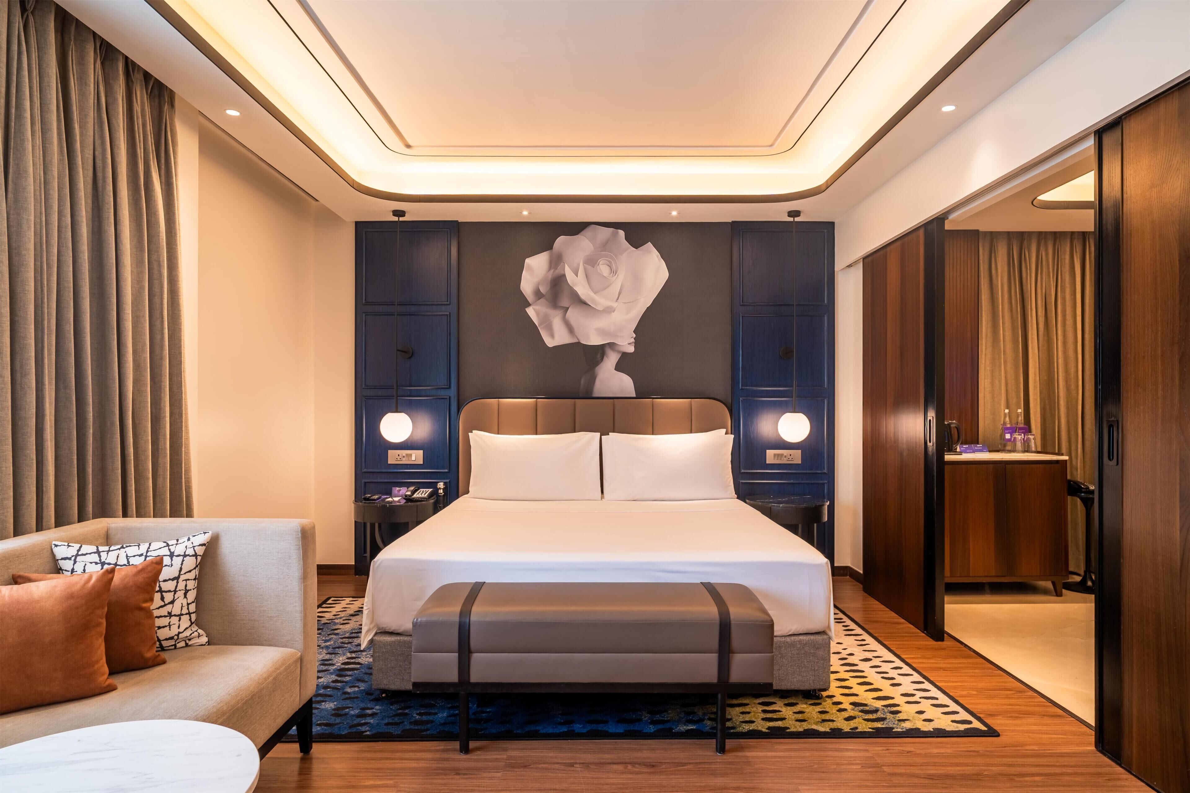 Suite junior | Ropa de cama de alta calidad, minibar, caja fuerte y escritorio