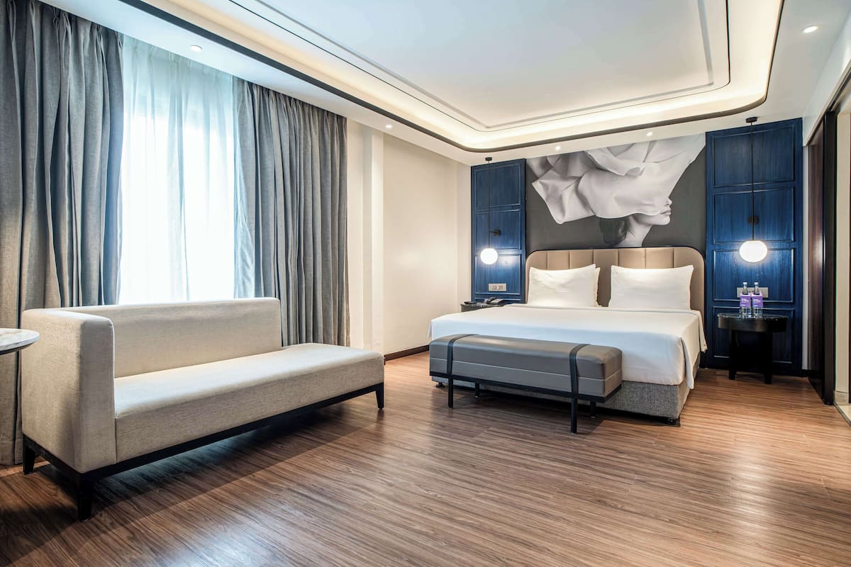 Junior Suite | Peralatan tempat tidur premium, bar mini, peti besi dalam bilik, meja 