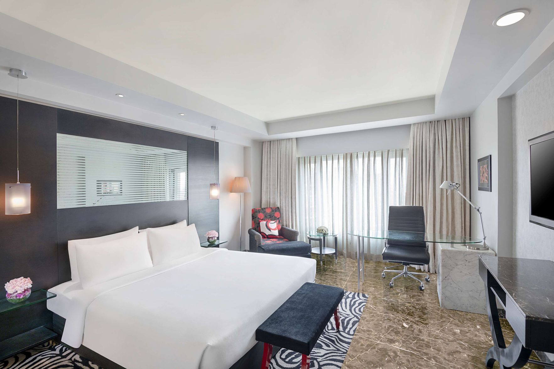 高档床上用品、迷你吧、客房内保险箱、办公桌