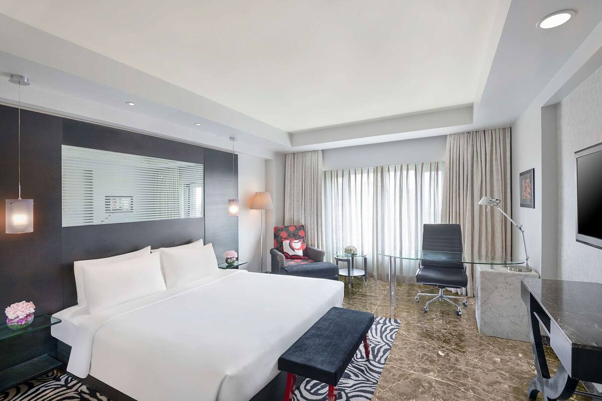 高档床上用品、迷你吧、客房内保险箱、办公桌