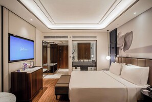 Premium bedding, minibar, in-room safe, desk - Radisson Blu Hotel Ahmedabad (Ahmedabad)