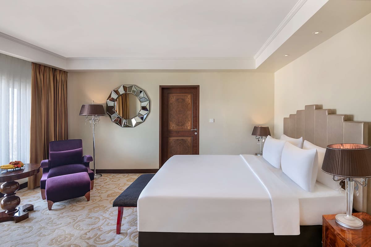 Presidential Suite | Peralatan tempat tidur premium, bar mini, peti besi dalam bilik, meja 