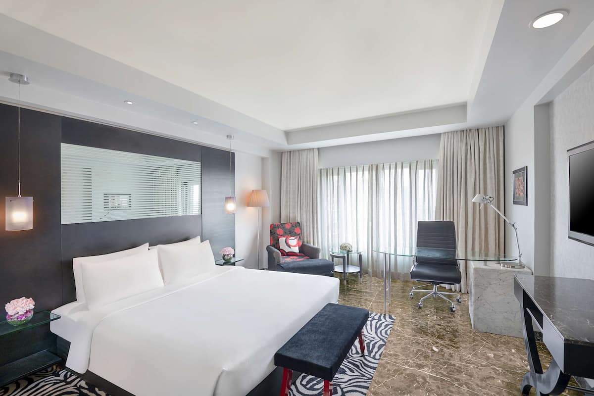 Business Room (Business Class) | Peralatan tempat tidur premium, bar mini, peti besi dalam bilik, meja 