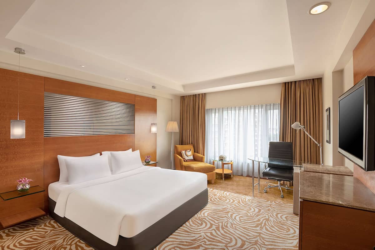 Superior Room | Peralatan tempat tidur premium, bar mini, peti besi dalam bilik, meja 