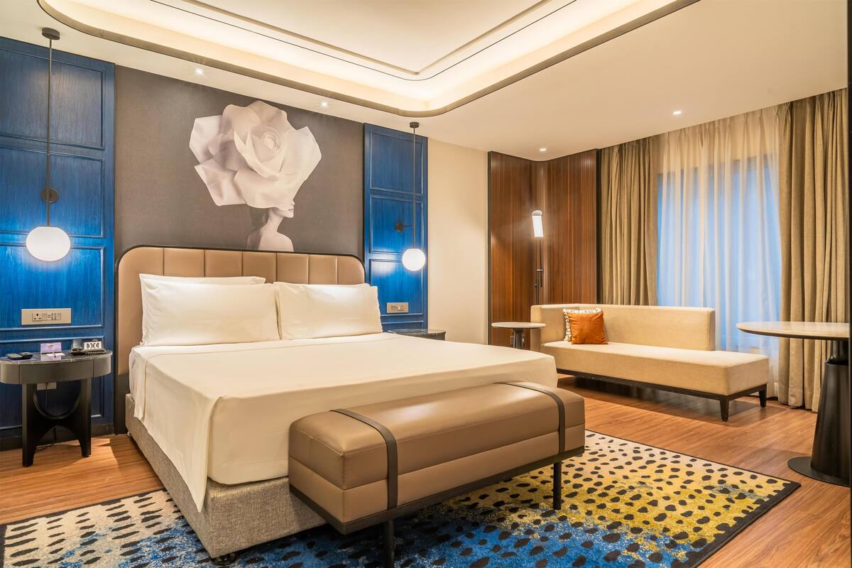 Peralatan tempat tidur premium, bar mini, peti besi dalam bilik, meja 