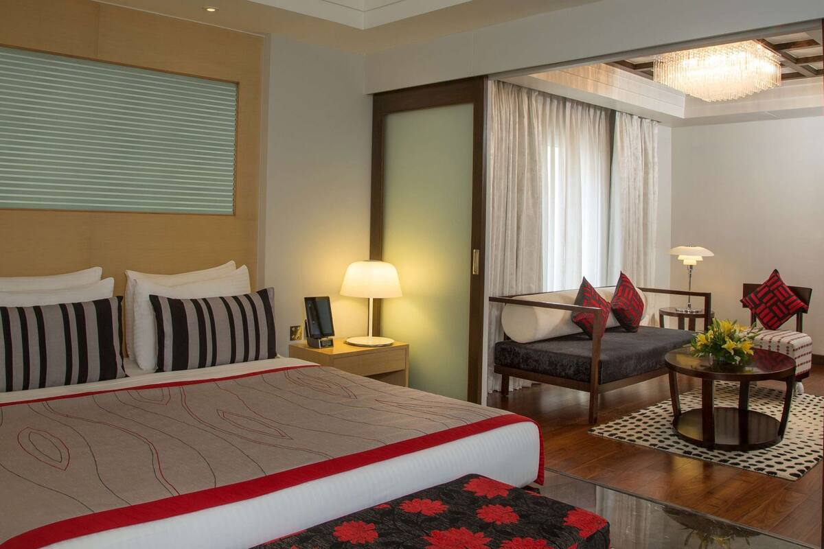 高档床上用品、迷你吧、客房内保险箱、办公桌