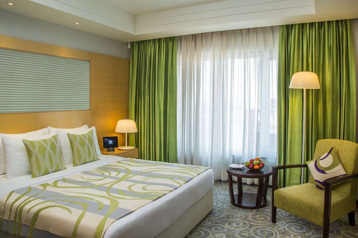 高档床上用品、迷你吧、客房内保险箱、办公桌