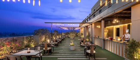 2 restaurantes; se sirven cenas y cocina india