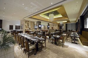 2 restaurants, dinner served