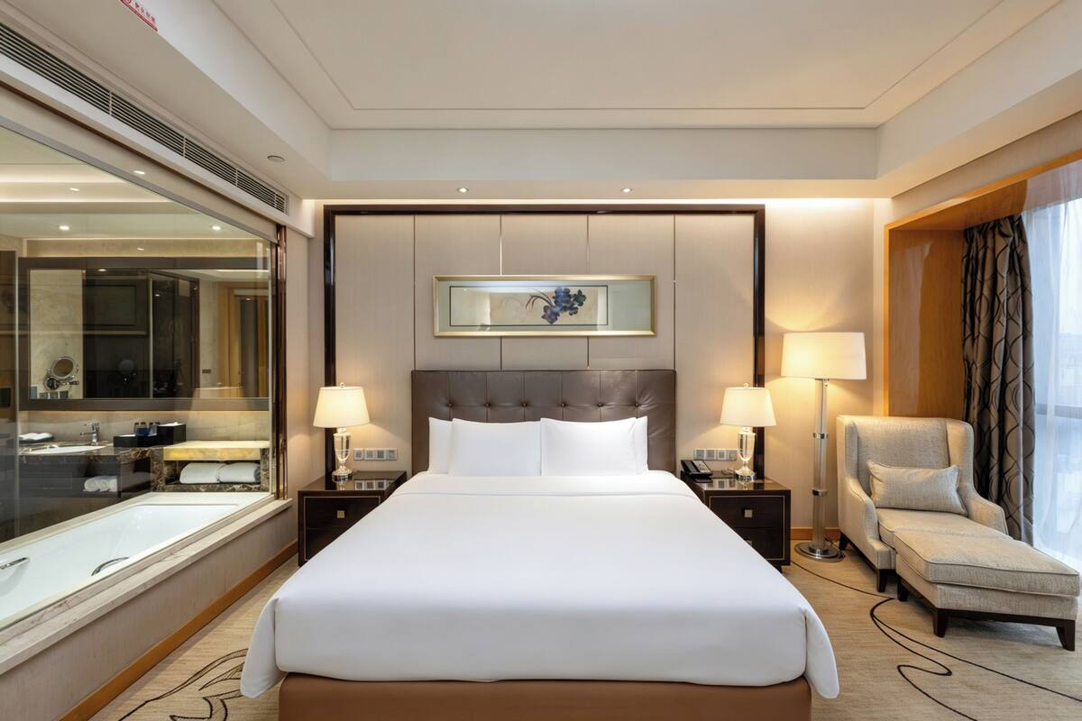 Minibar, in-room safe, desk, iron/ironing board