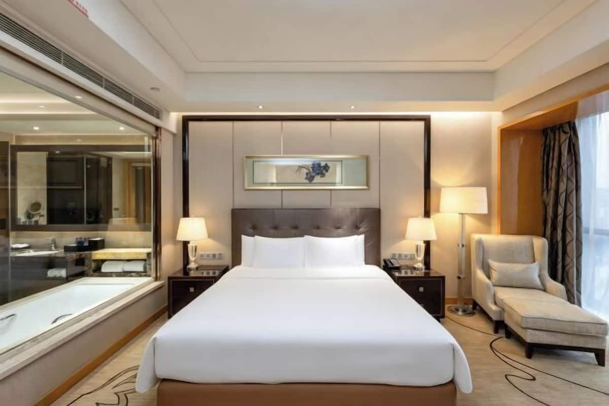 Minibar, in-room safe, desk, iron/ironing board