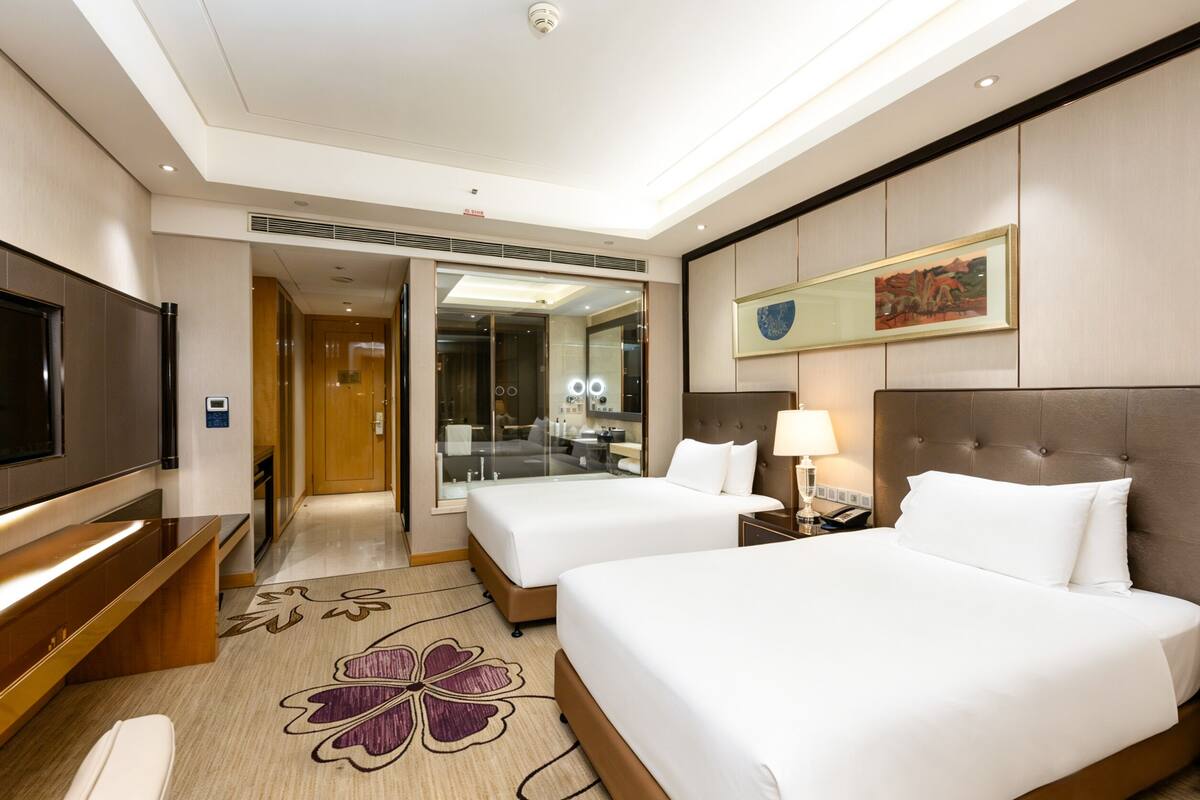 Minibar, in-room safe, desk, iron/ironing board