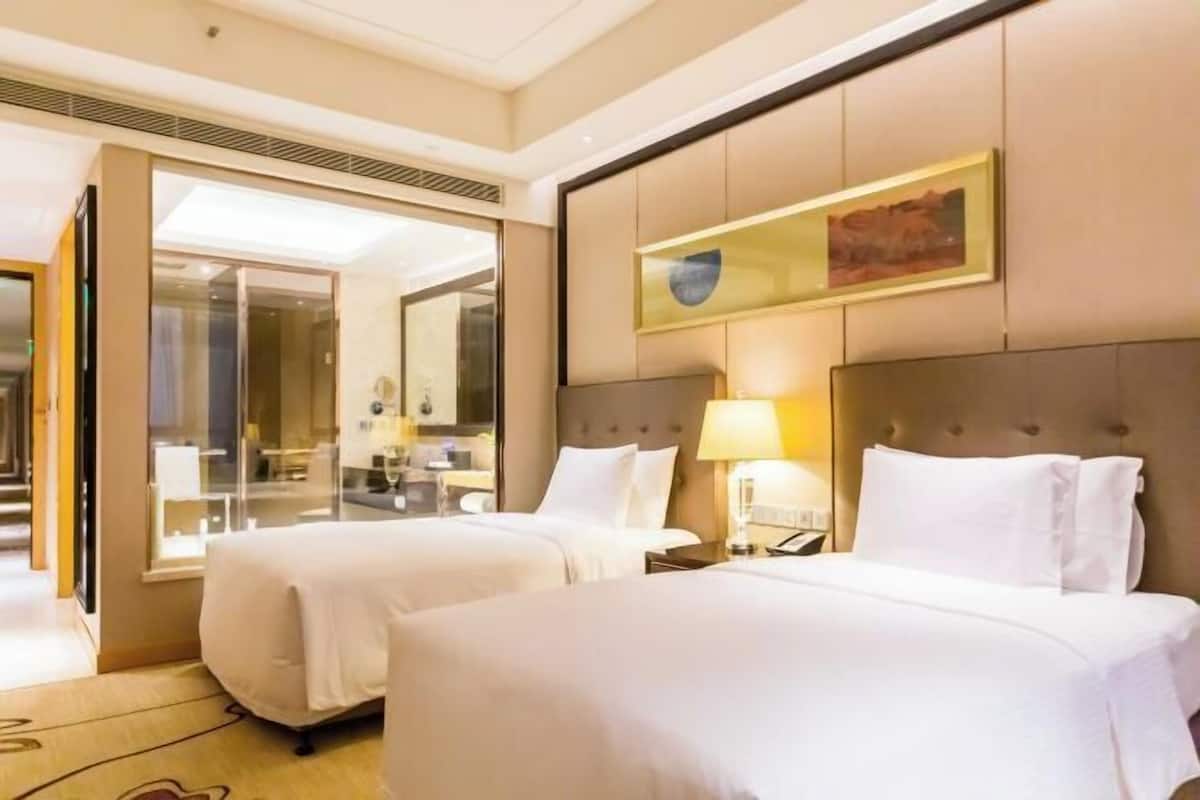 Minibar, in-room safe, desk, iron/ironing board