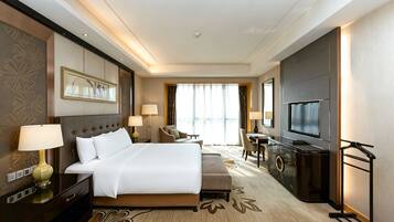Minibar, in-room safe, desk, iron/ironing board