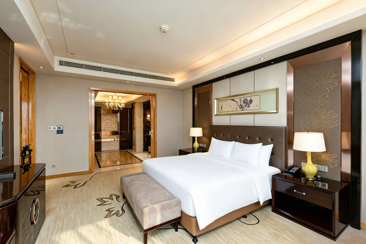 Minibar, in-room safe, desk, iron/ironing board