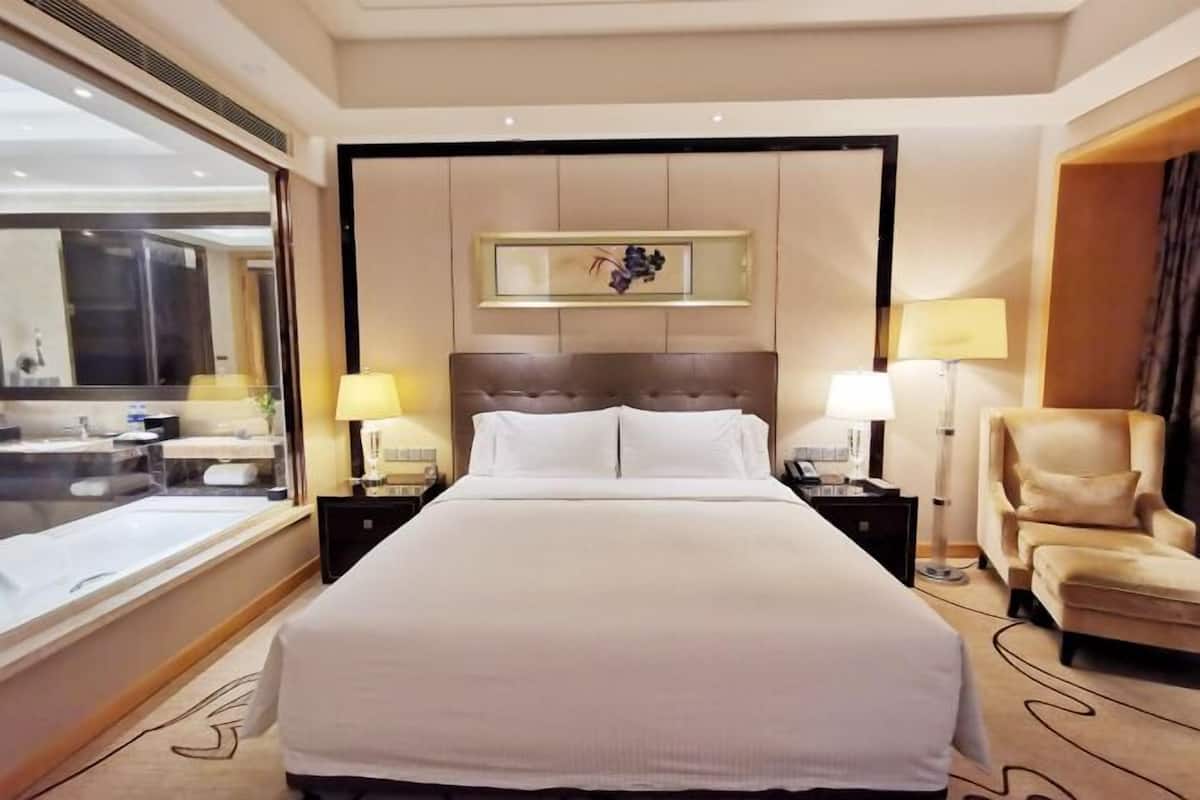 Minibar, in-room safe, desk, iron/ironing board