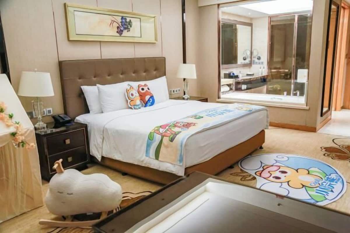 Minibar, caja de seguridad en la habitación y escritorio