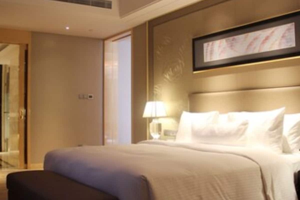 premium bedding, down duvets, minibar, in-room safe