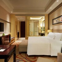 高档床上用品、羽绒被、迷你吧、客房内保险箱