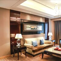 Ropa de cama de alta calidad, cubrecamas y minibar 