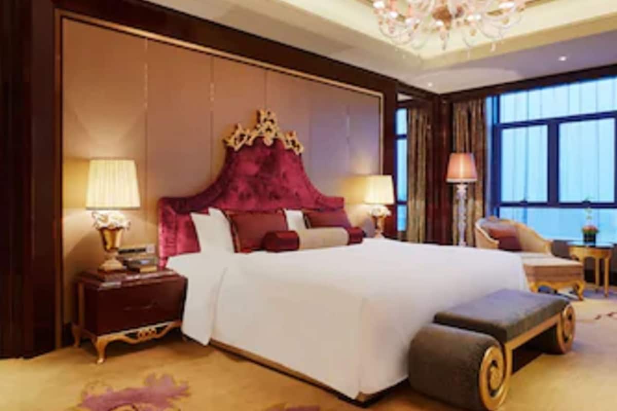 premium bedding, down duvets, minibar, in-room safe