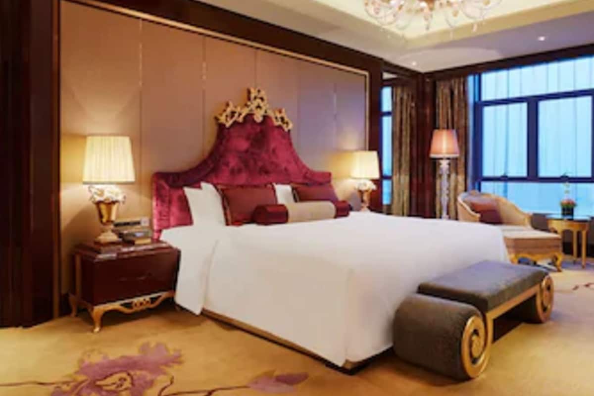 Premium bedding, down duvets, minibar, in-room safe