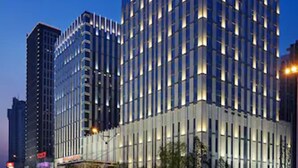 Et moderne hotel med et tydeligt skilt, der viser 