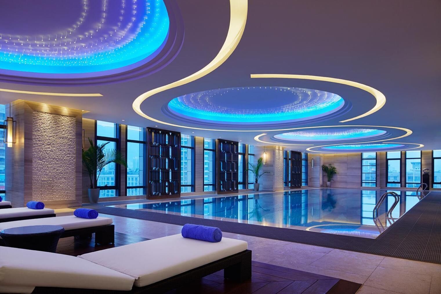 Una piscina cubierta