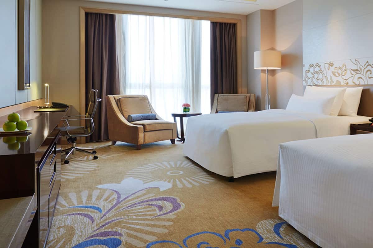 Edredón, minibar, caja de seguridad en la habitación y escritorio