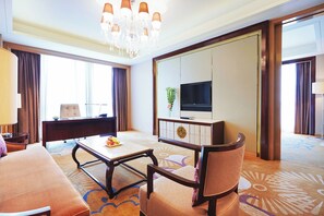 Deluxe Suite | Living area | 42-inch LCD TV with satellite channels, TV - Wanda Realm Ningde (Ningde)