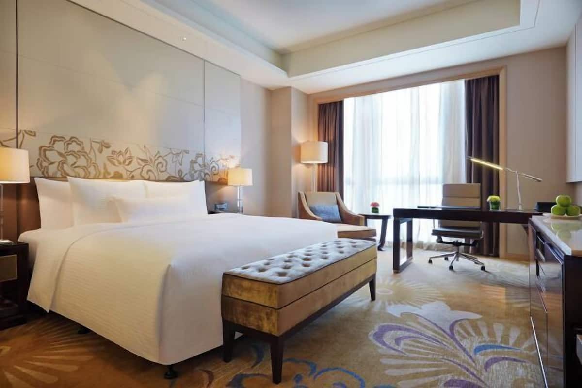 Down comforters, minibar, in-room safe, desk