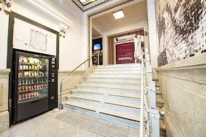 Interior entrance - Safestay Madrid Central (Madrid)