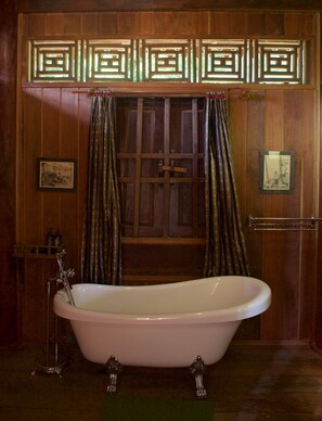 Deep-soaking bathtub - Rajabori Villas (Kratie)