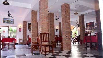 Phục vụ bữa sáng, món ăn mang phong cách quốc tế, nhìn ra vườn