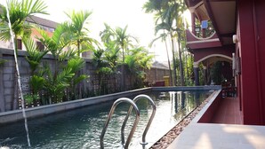 Outdoor pool, sun loungers - Bou Savy Guesthouse (Siem Reap)