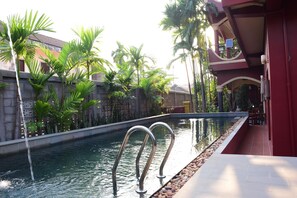 Piscina externa, espreguiçadeiras