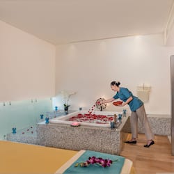 Couples treatment rooms, sauna, hot tub, body treatments, hydrotherapy