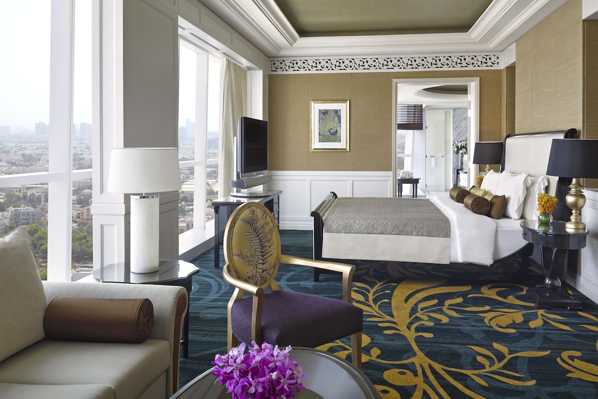 Premium bedding, in-room safe, desk, laptop workspace