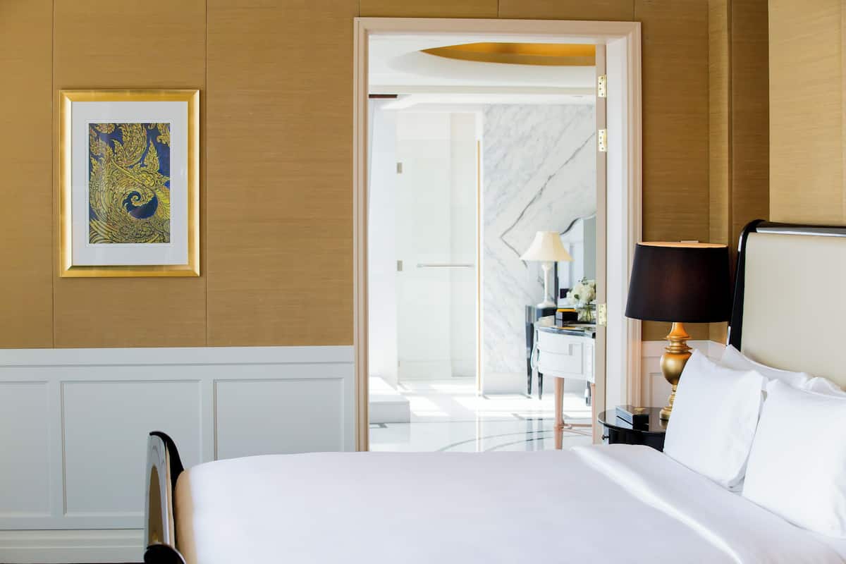 Royal Suite | Premium bedding, in-room safe, desk, laptop workspace
