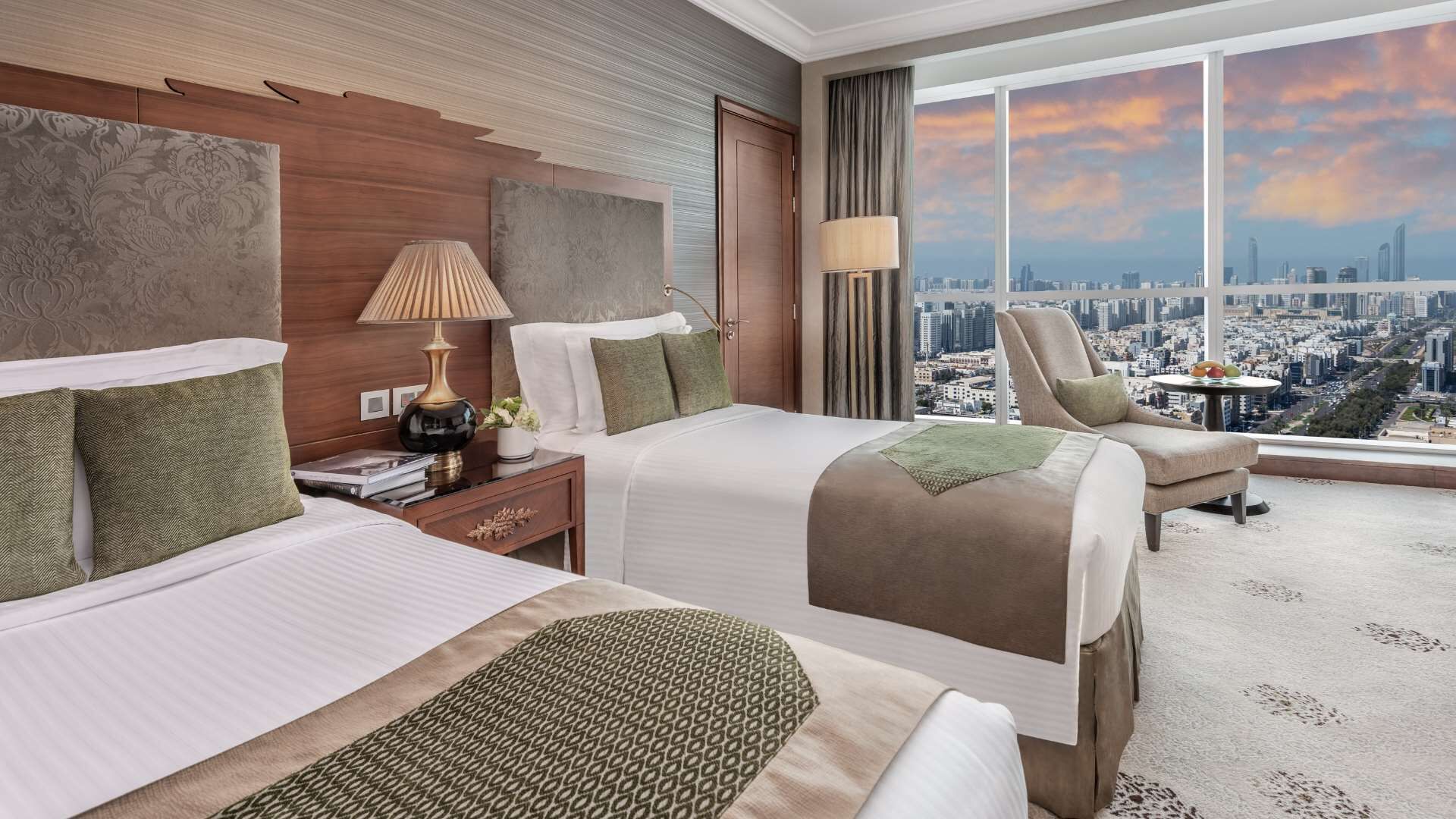 Roupas de cama premium, cofres nos quartos, escrivaninha