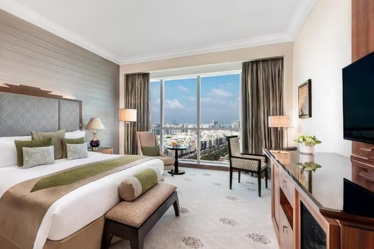 Premium bedding, in-room safe, desk, laptop workspace