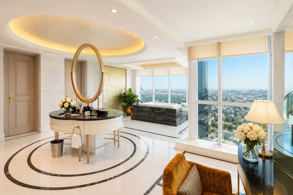 Presidential Suite | Bathroom | Separate tub and shower, deep soaking tub, rainfall showerhead