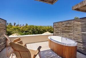 Room, 1 King Bed, Jetted Tub | Premium bedding, minibar, in-room safe, desk