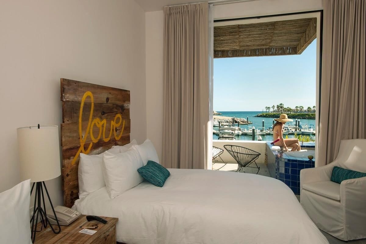 Luxe beddengoed, een minibar, een kluis op de kamer, een bureau