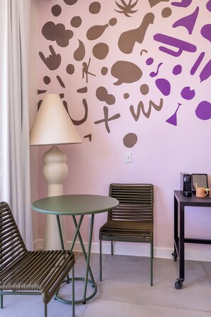 Rom, 1 kingsize-seng, massasjebadekar | Sengetøy av topp kvalitet, minibar, safe på rommet og skrivebord