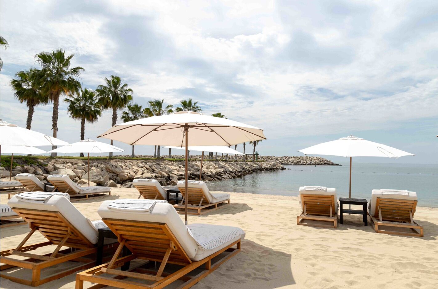 Aan het strand, ligstoelen aan het strand, parasols, strandlakens