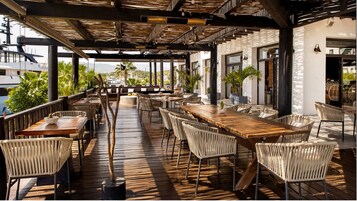 4 restaurants, breakfast, lunch, dinner served; international cuisine