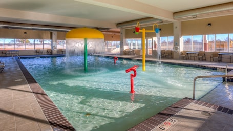Una piscina techada. Holiday Inn Express Hotel & Suites Elk City by IHG